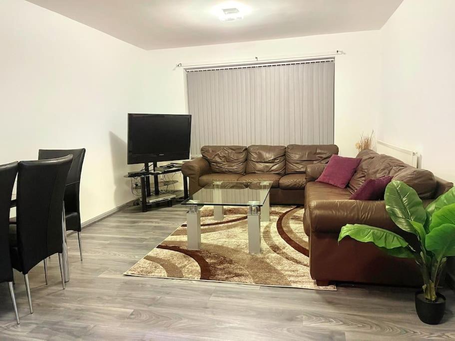 Lovely 3 Bed Apartment Near Qe Hospital Harborne Birmingham New Eksteriør billede