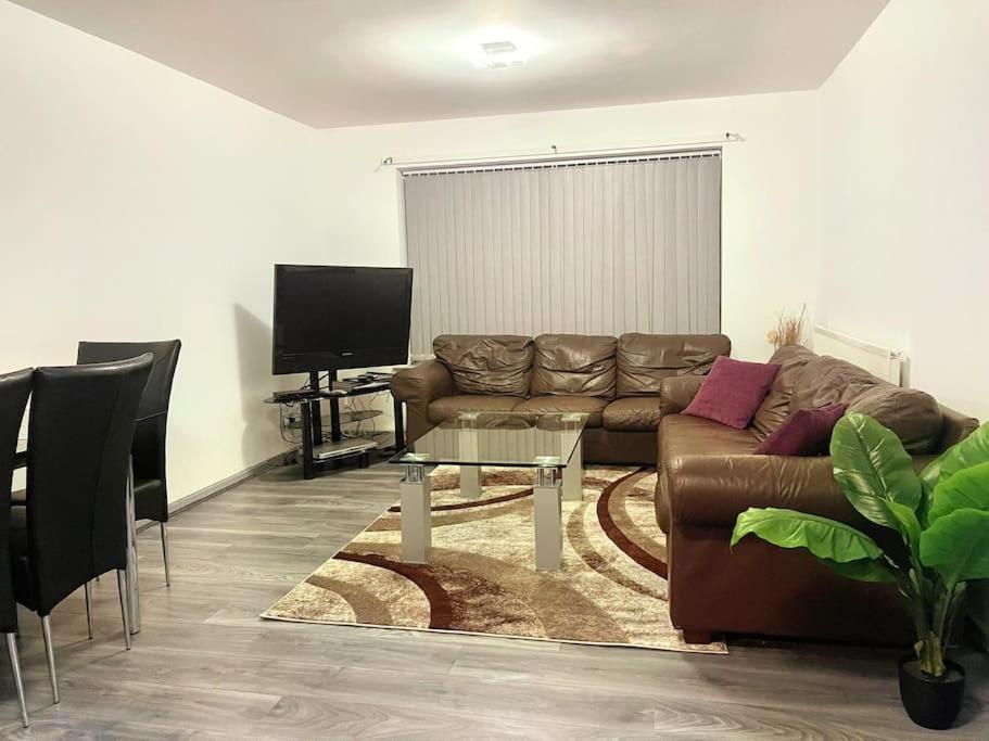 Lovely 3 Bed Apartment Near Qe Hospital Harborne Birmingham New Eksteriør billede